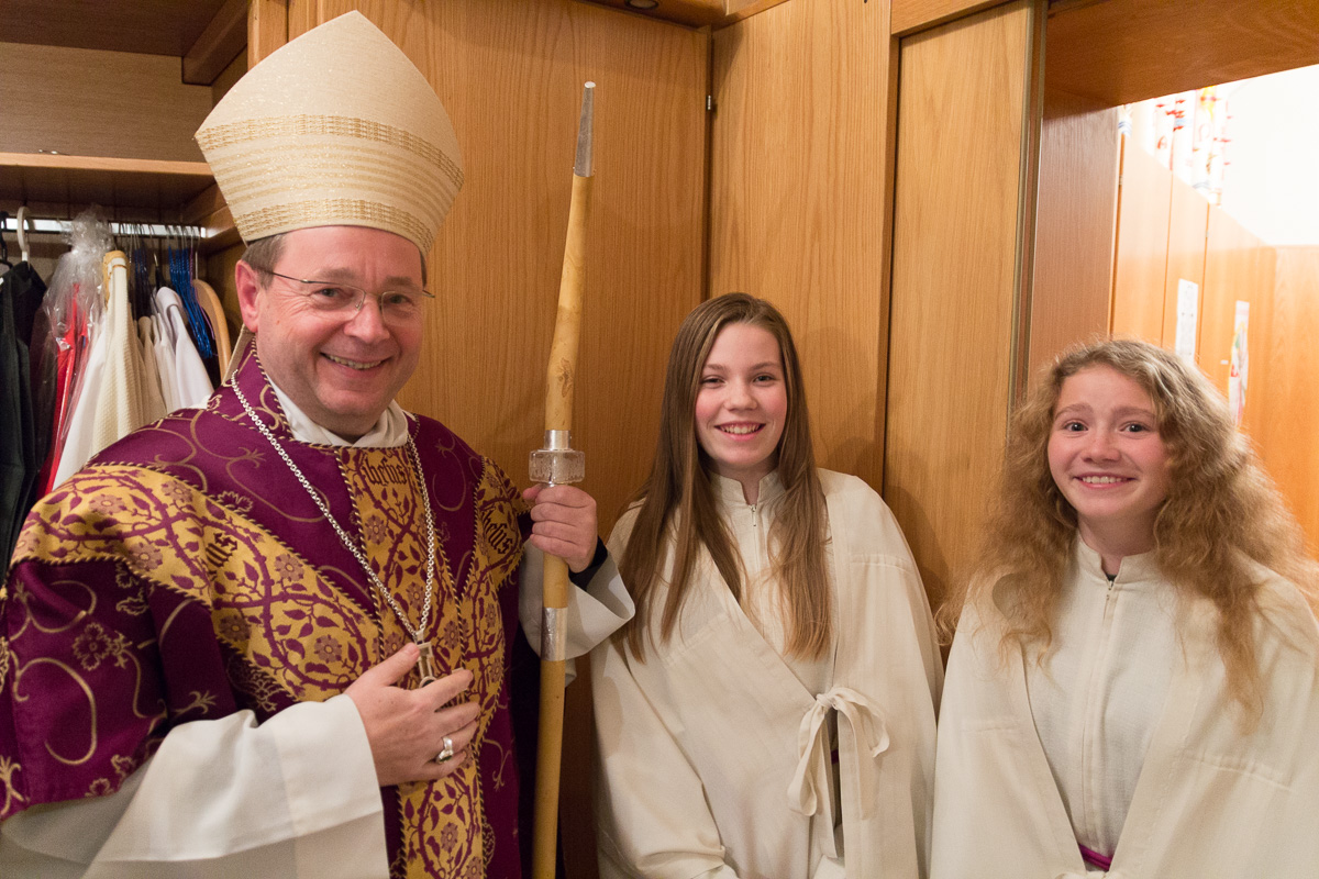Vor dem Pontifikalamt: Bischof Georg nimmt sich gerne Zeit für ein Foto mit den beiden Messdienerinnen. Foto: Benjamin Dahlhoff