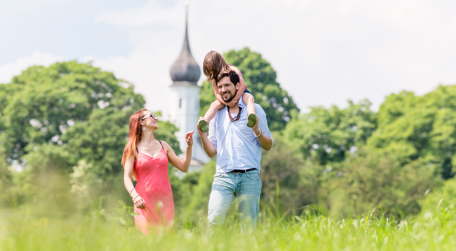 Familie luft ber Wiese beim Spaziergang