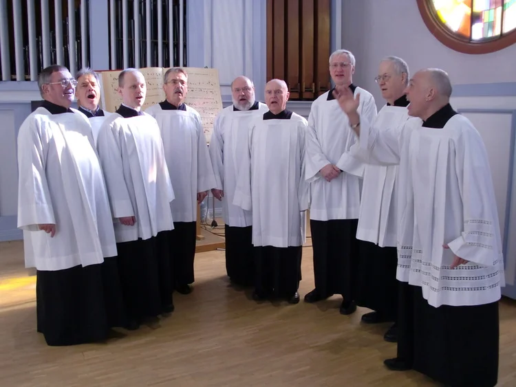 Die Schola an St. Elisabeth mit Franz-Josef Oestemer (rechts)
