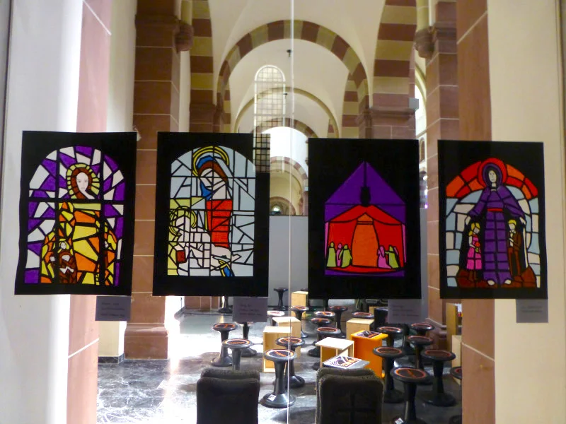 Vier der Kirchenfenster, welche in der Kirche zu sehen sind. Bild: Gymnasium am Moosbacher Berg