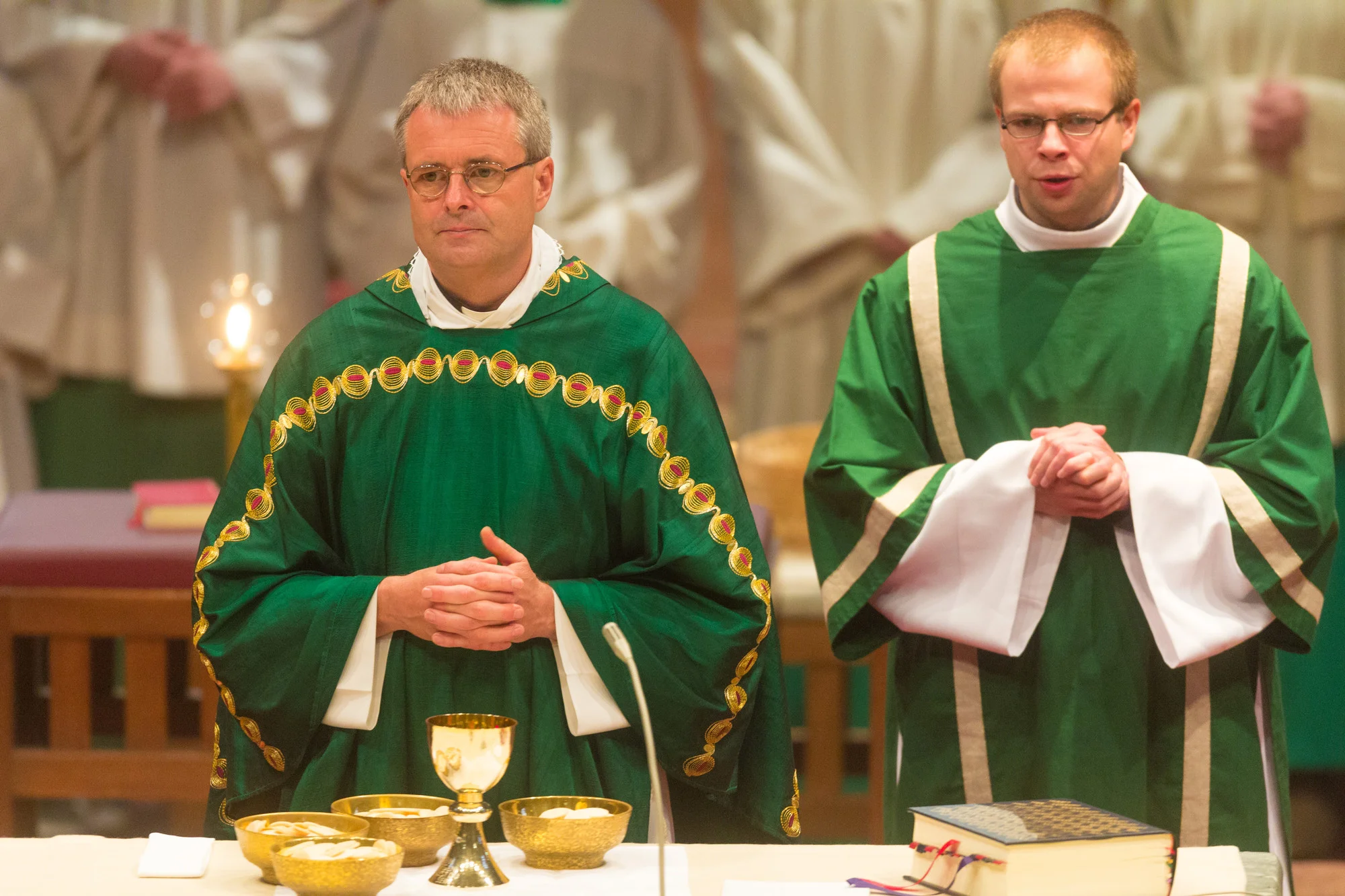 Wolfgang Rösch (links) gemeinsam am Altar mit Kaplan Radoslaw Lydkowski (rechts). (C)2013 Benjamin Dahlhoff