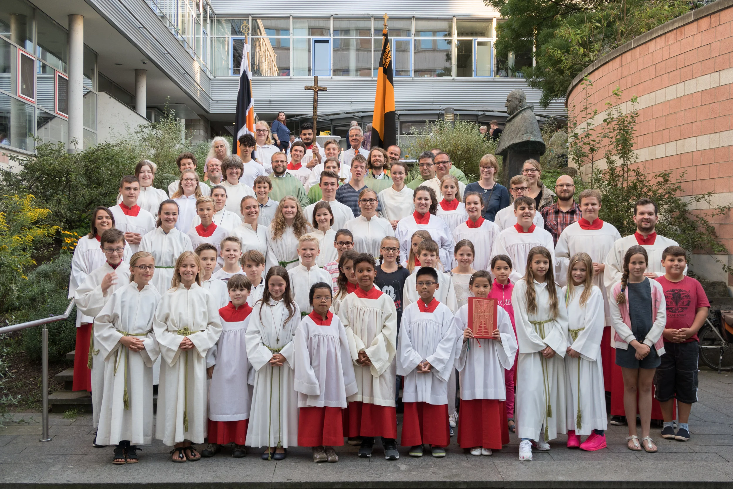 Abschiedsfoto mit Messdienern und pastoralen Mitarbeitern. Foto: Benjamin Dahlhoff