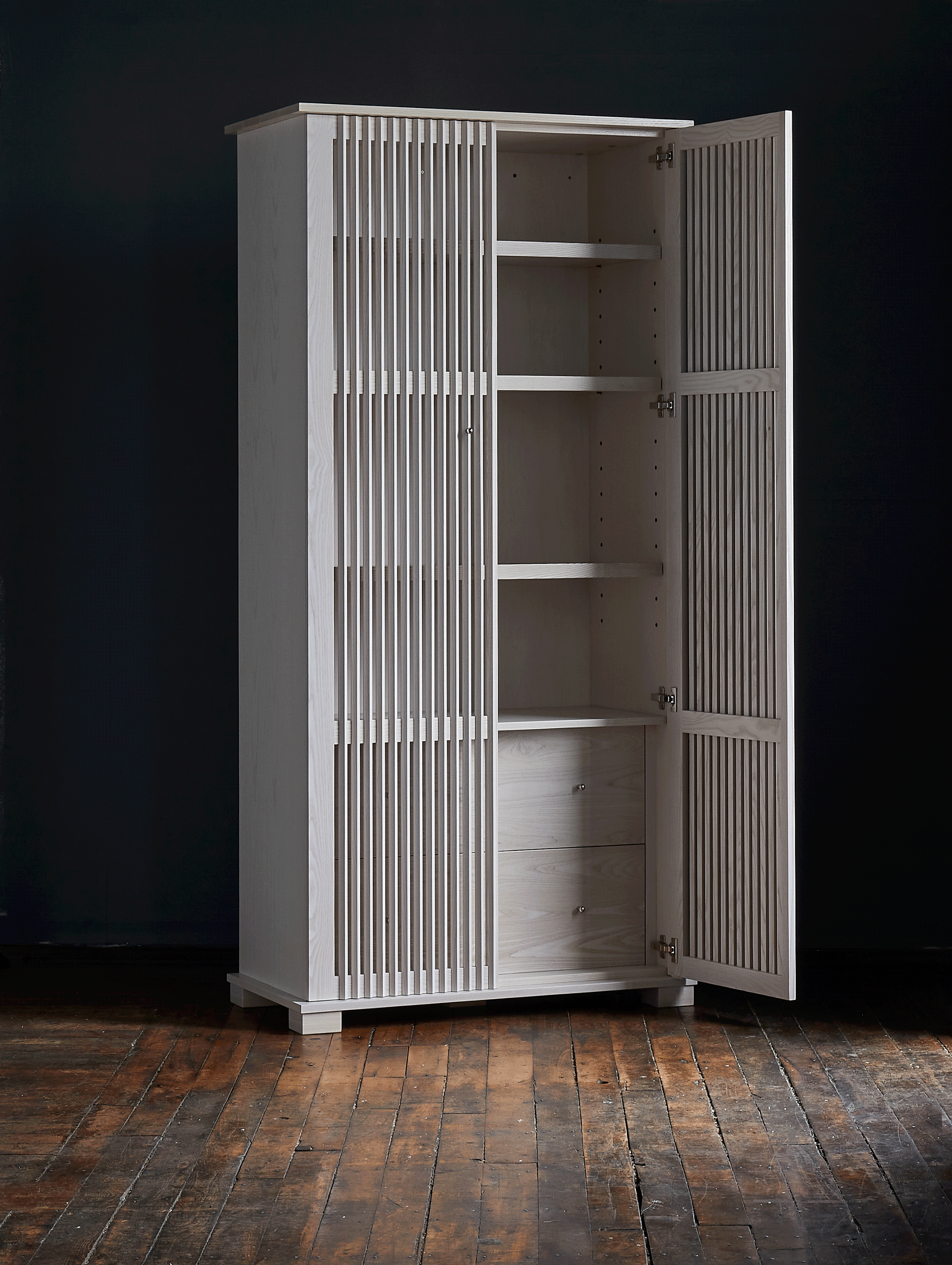 PANTANO-ARMOIRE-GLACIER-OBLIQUE-DOORS-SHUT-SOUTH-SHOT.gif