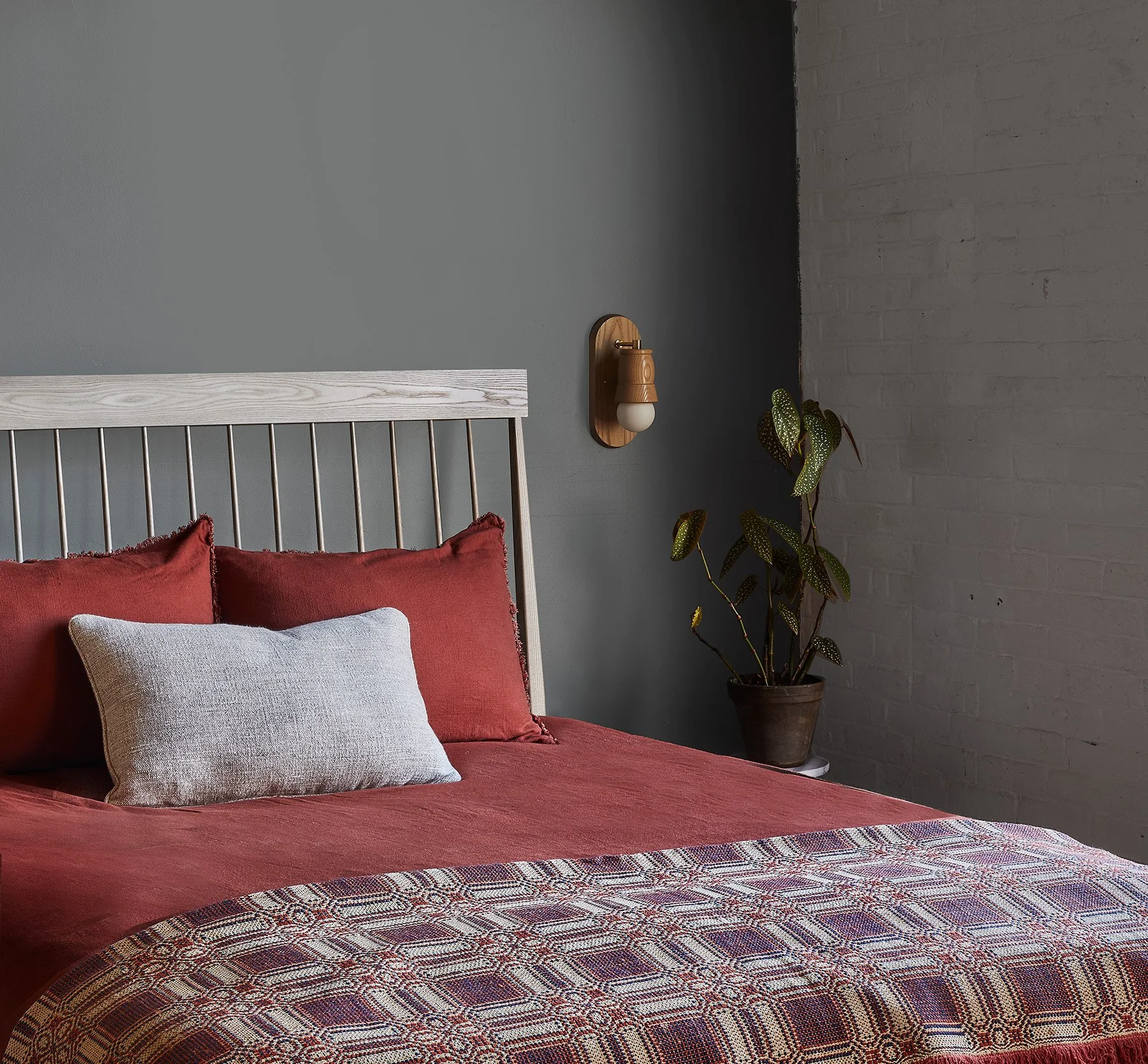 COLT BED-QUEEN-OYSTER-ASH-VIGNETTE SOUTH-DETAIL_retouchedblanket.jpg
