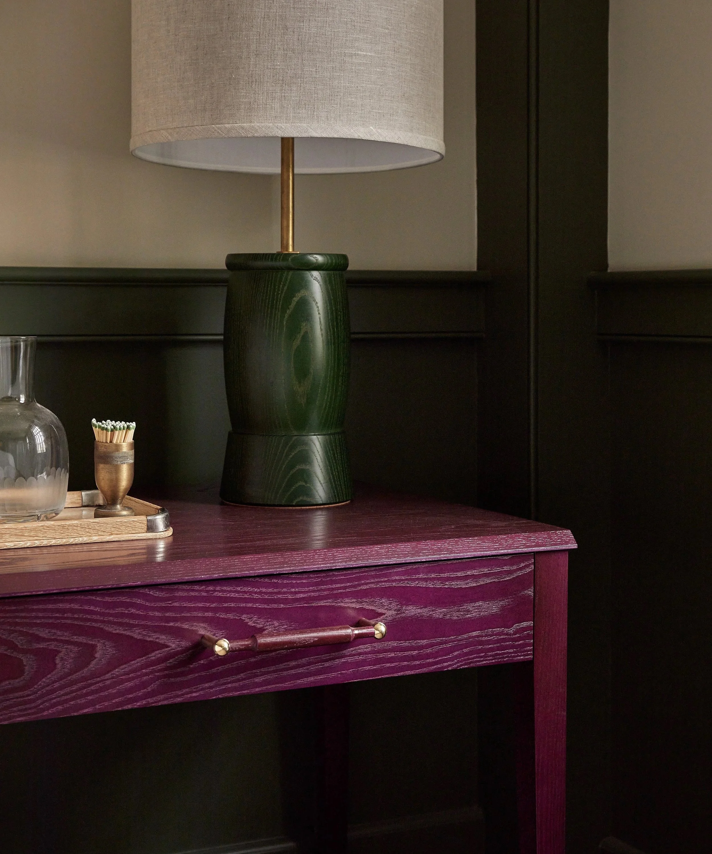ATLANTIC+BEDSIDE+TABLE-BEET-AMBOY+BEDSIDE+LAMP-HUNTER-CLOSEUP+VIGNETTE-VERT.jpg