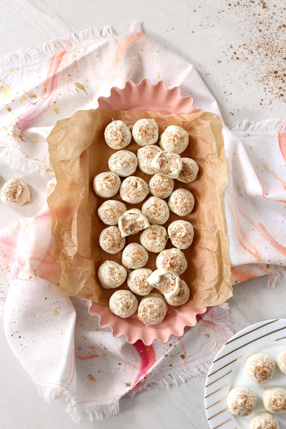 Get the recipe for these Cinnamon Bun Cheesecake Bites! Unusuallylovely.com