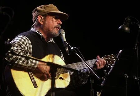 Cuban musician Silvio Rodriguez gives a concert in front of the Lopez presidential palace in Asuncion August 1, 2009. CREDIT: REUTERS/JORGE ADORNO