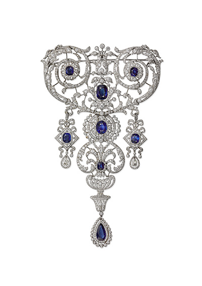 Cartier Paris Stomacher brooch 1907 platinum, one pear-shaped sapphire, seven cushion-shaped sapphires, round old- and rose-cut diamonds, millegrain setting 21 x 13 cm Collection Cartier © Cartier Photo: Vincent Wulveryck