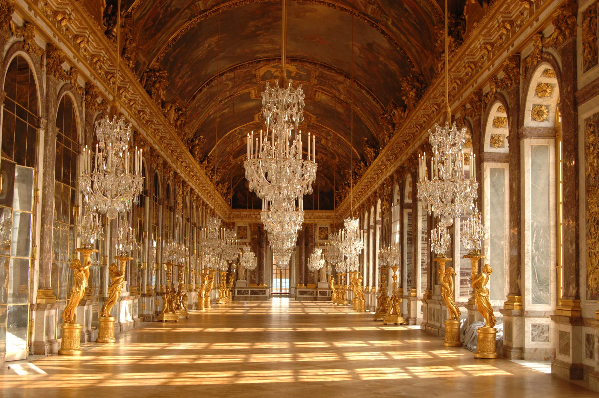  Image: The Hall of Mirrors, Palace of Versailles © Jose Ignacio Soto / Shutterstock.com