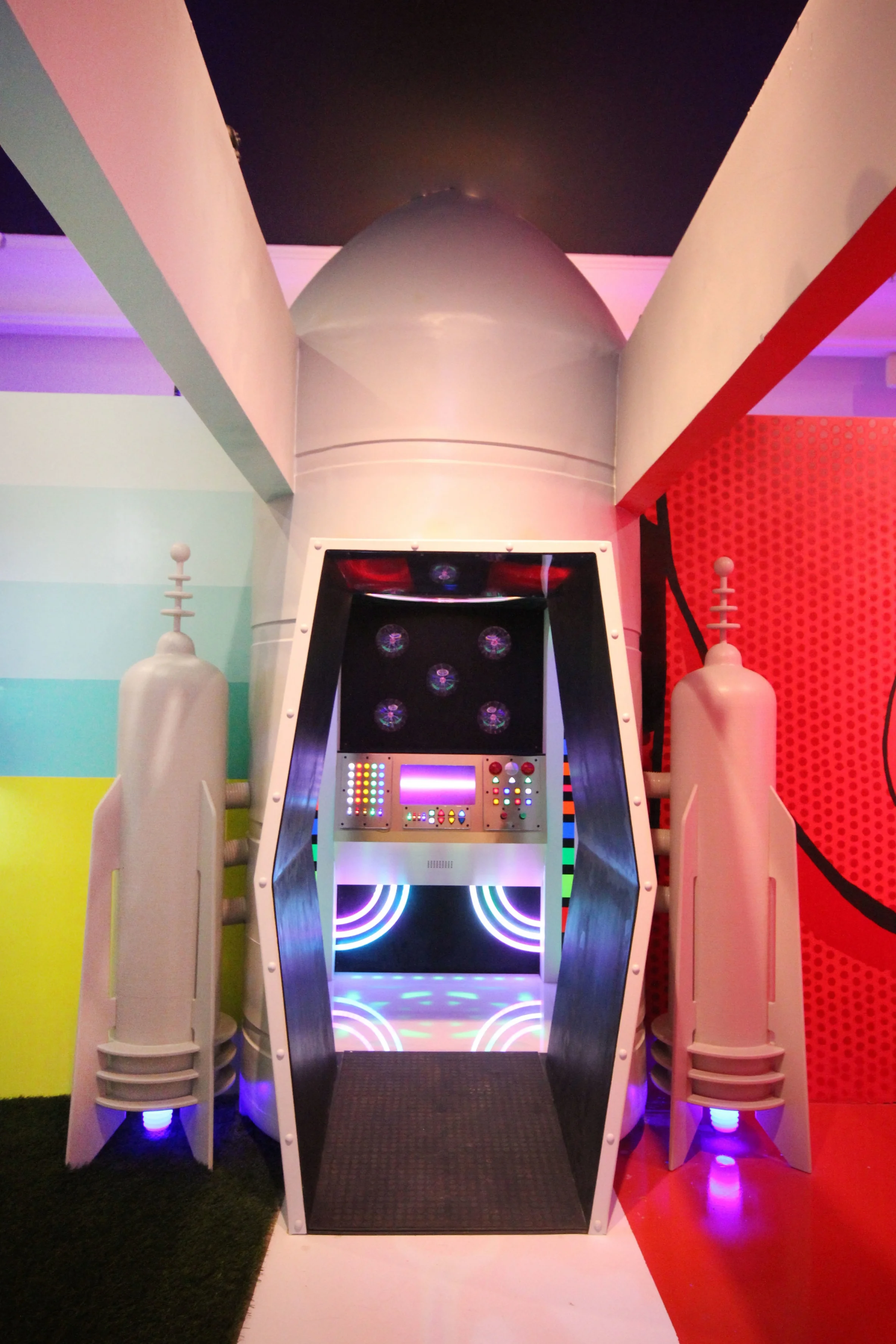 RAINBOW POWERED ROCKET SHIP SWEET TOOTH HOTEL 1955 - DALLAS, TX - 2018