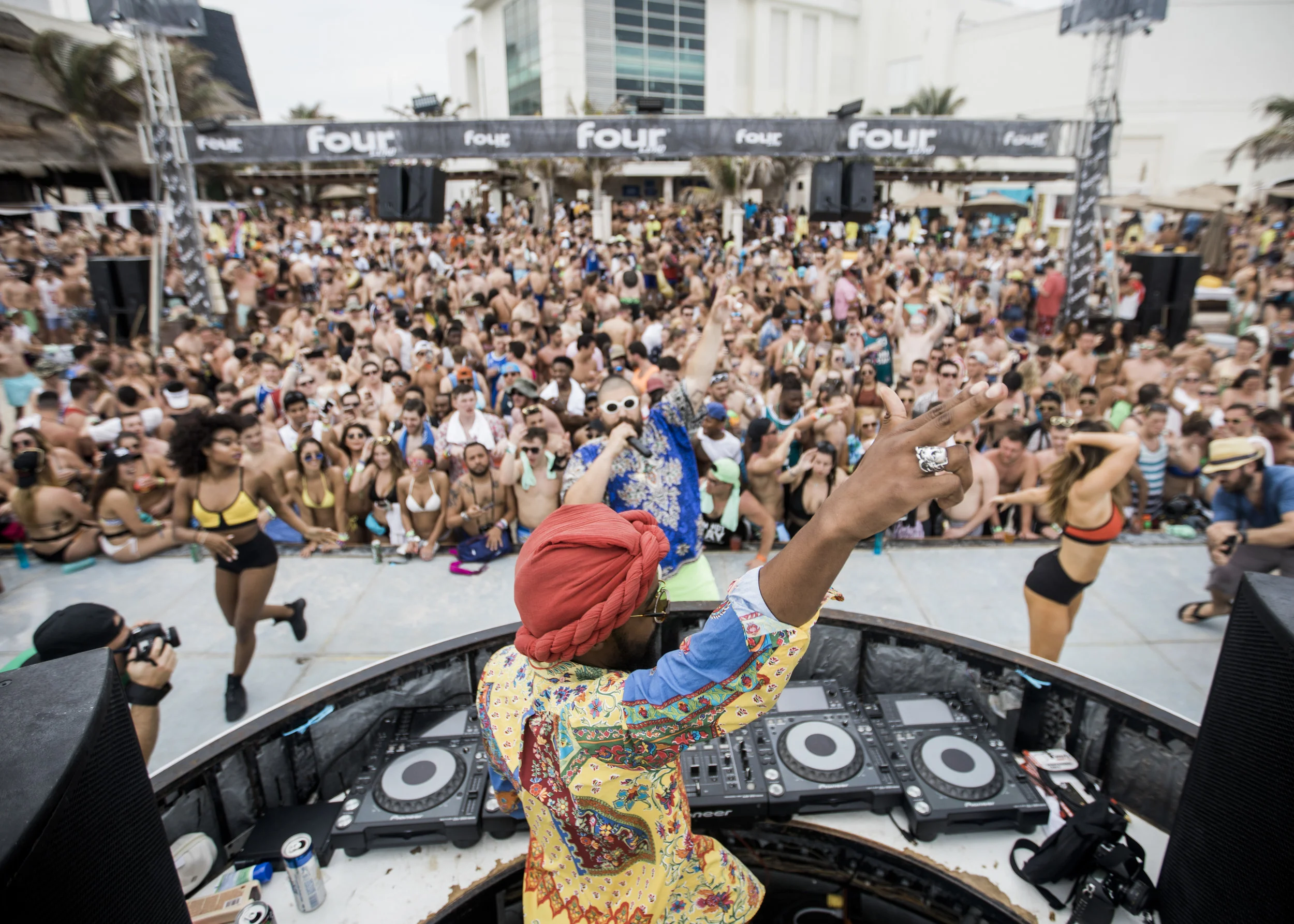 Major Behavior, Cancun, Mexico