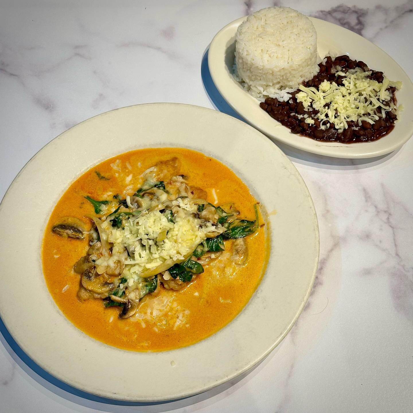 WEEKEND SPECIAL ALERT! Puerco Chipotle in a spicy creamy chipotle salsa with slices of mushrooms, white onion and fresh spinach. Served with rice &amp; black beans.
#familyrestaurant #1994 #mexicanrestaurant #merrimackvalley