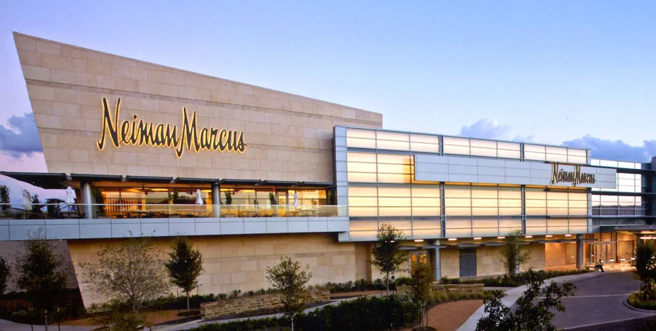 Luxurious American retailer Neiman Marcus trails Holt Renfrew's productivity, with annual per square foot sales of US $575. 