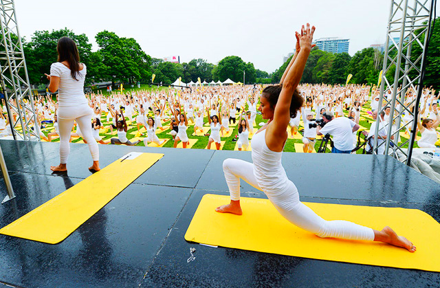 Lolë White Yoga Tour, Toronto. Photo: http://1loveto.com