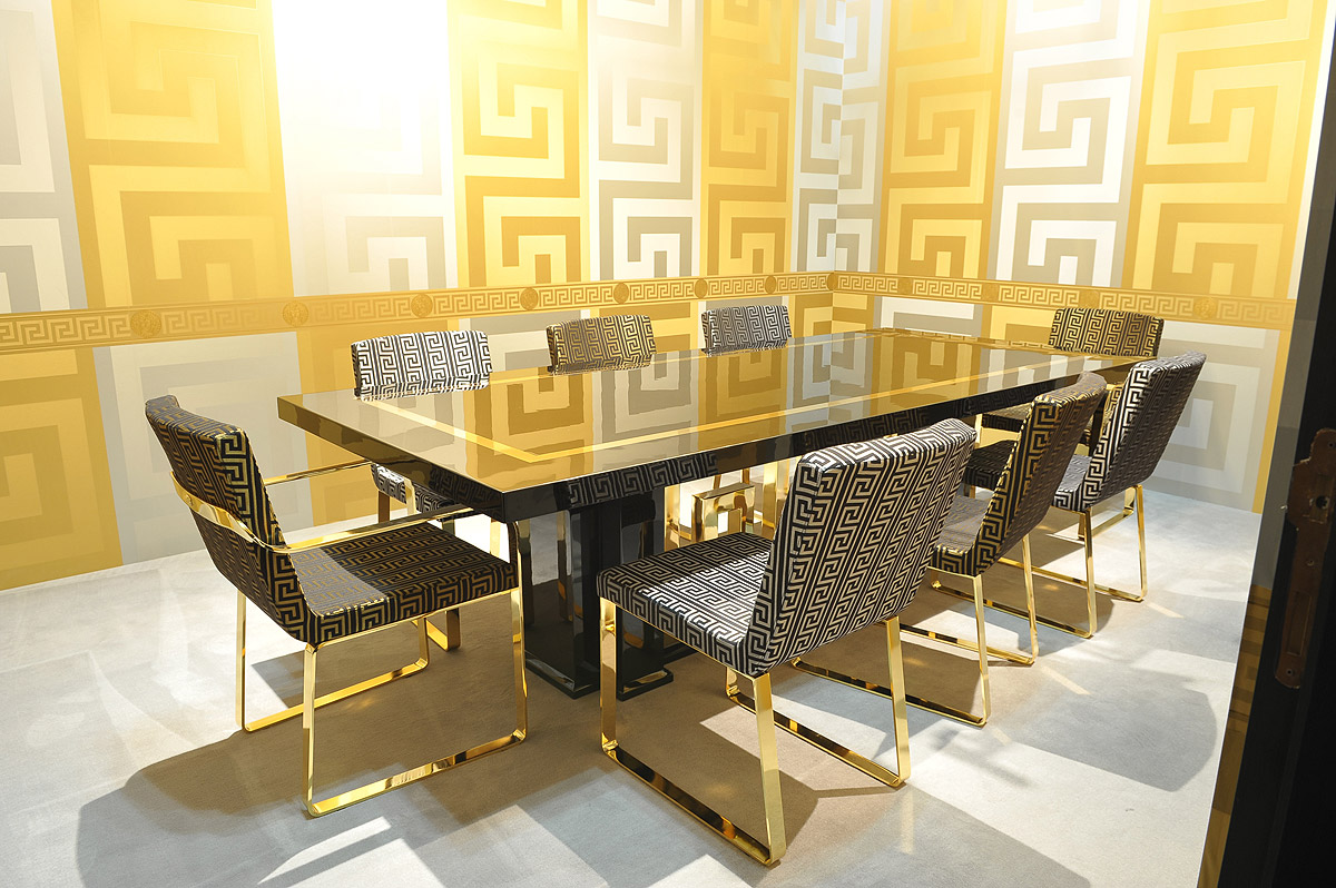 Versace Home dining set and wallpaper. Photo:&nbsp;decoration0.com