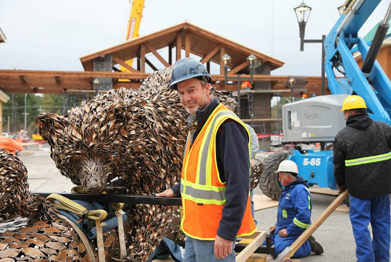 Installation of 'Bear Family' sculpture by Chris Williams. Photo: http://chriswilliamssculpture.com