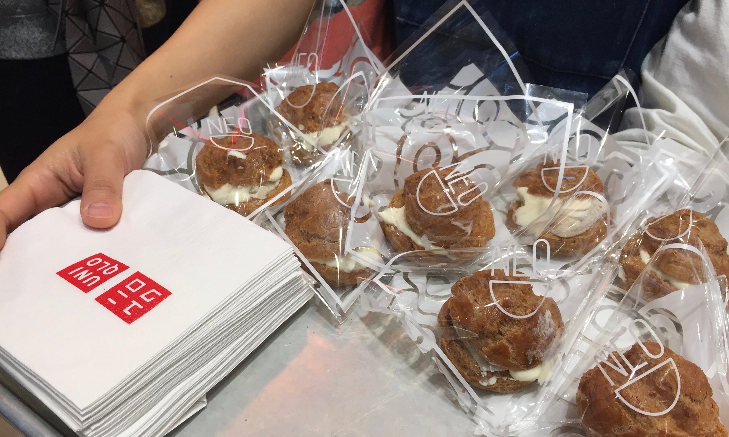 (Neo Coffee Bar provided customers snacks and drinks while waiting in line)