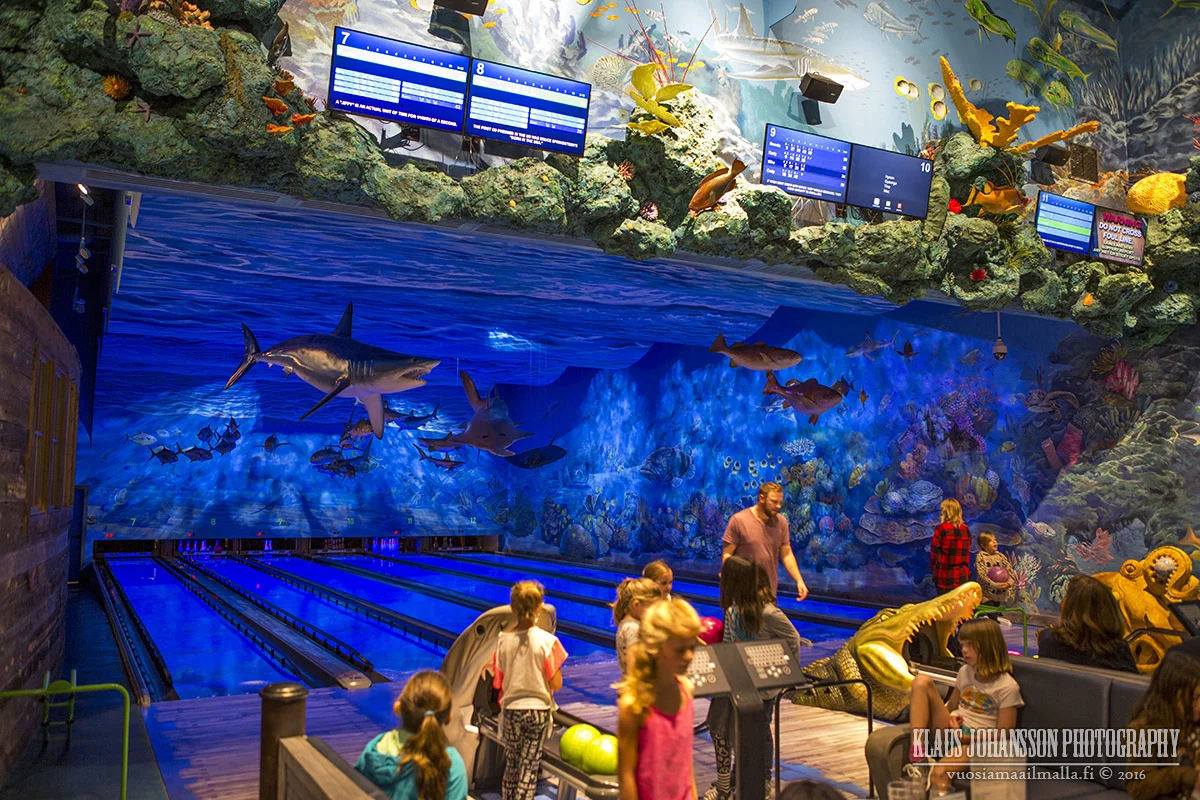 (Aquatic-themed bowling)&nbsp;