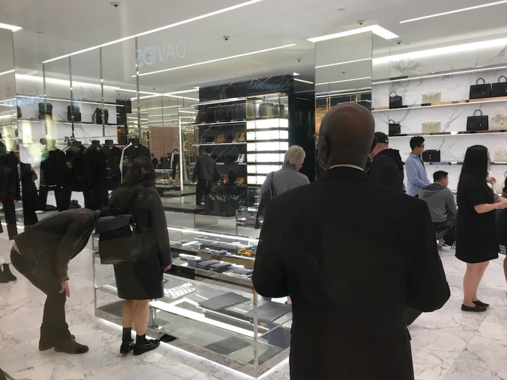 (Small accessories at the front of the store) 