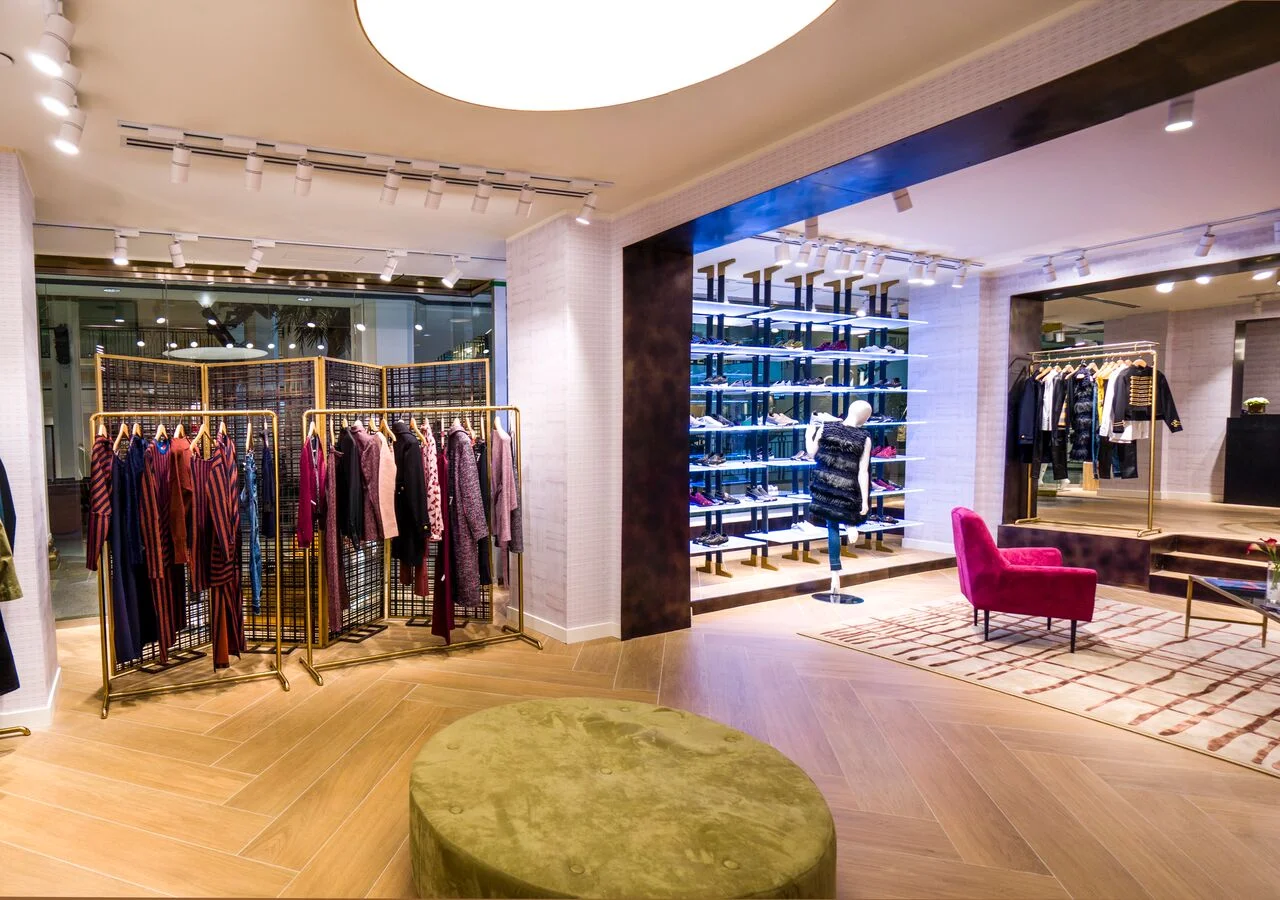 (Footwear to the right, ready-to-wear to the left)&nbsp;