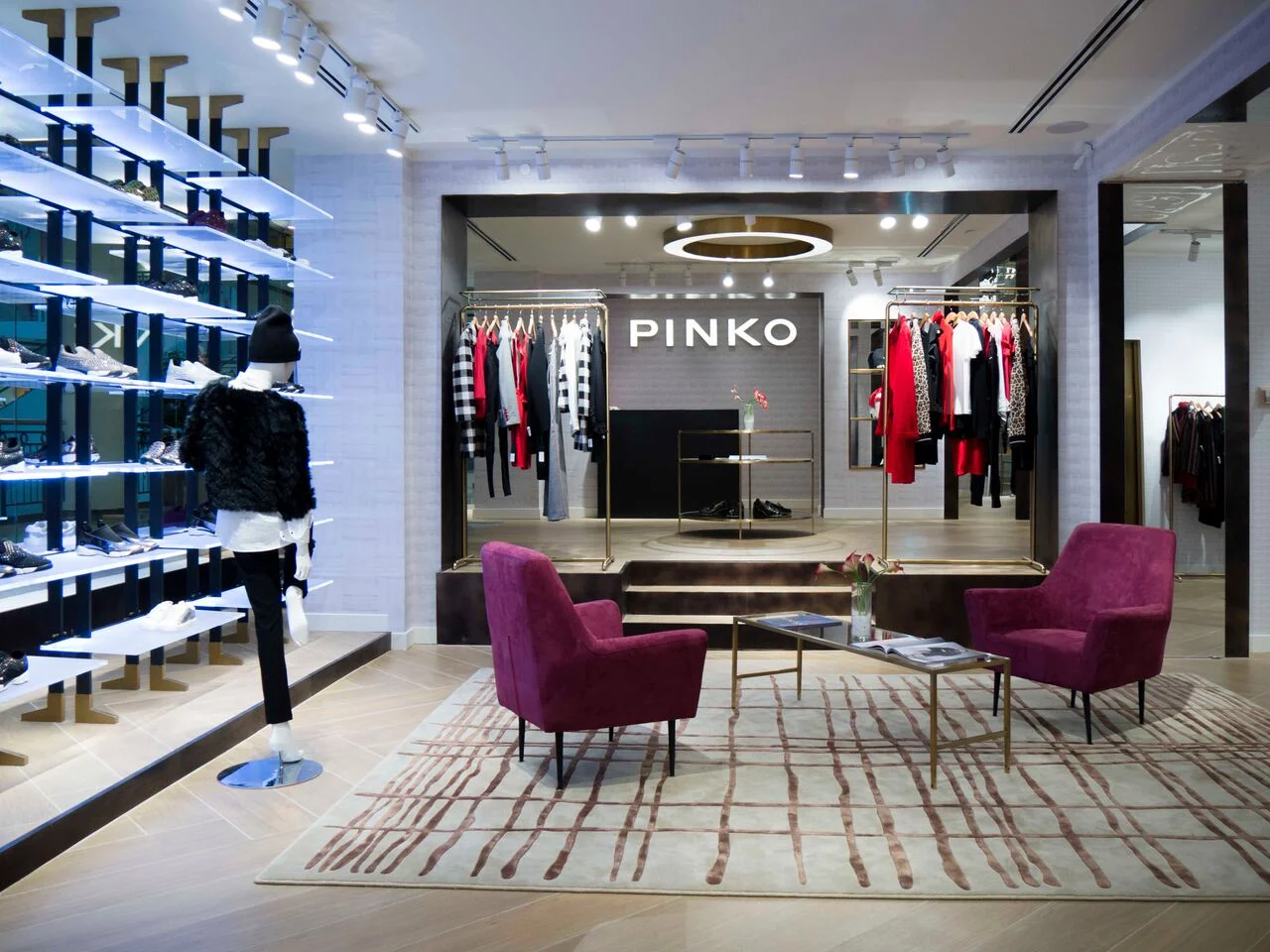 (Footwear area, with ready-to-wear behind)&nbsp;
