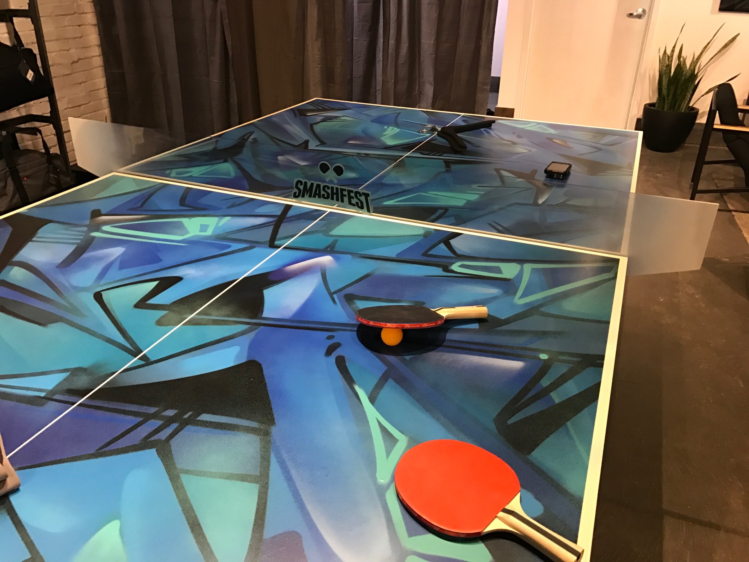 (Ping-pong table in the new store) 