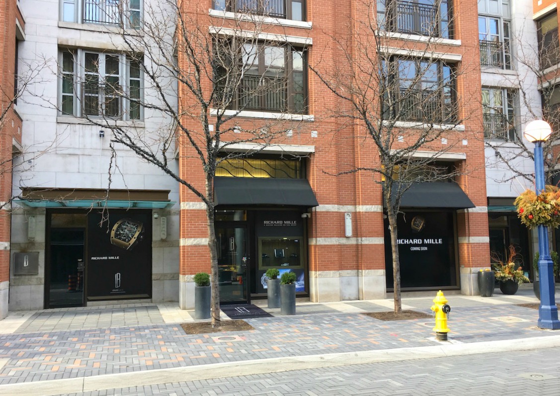 (looking towards the new boutique from the south side of Yorkville avenue) 