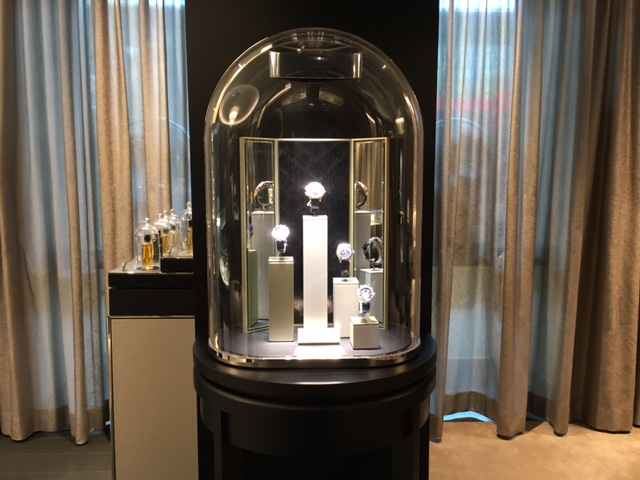 (inside the new yorkdale store. We were asked not to take photos of the space (other than product shots), as the company will be supplying professional photos in a few days. We'll update this article when those photos arrive) 
