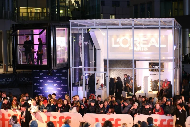 (Crowds gather at Loki Box Design's L'oreal installation. Note the VIP 'box' in purple. Photo: Loki Box Design)&nbsp;
