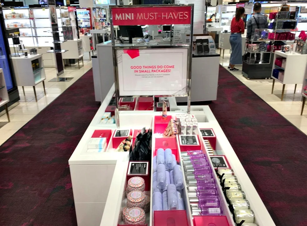 (Beauty sample sizes in the centre of the beauty hall on 1) 