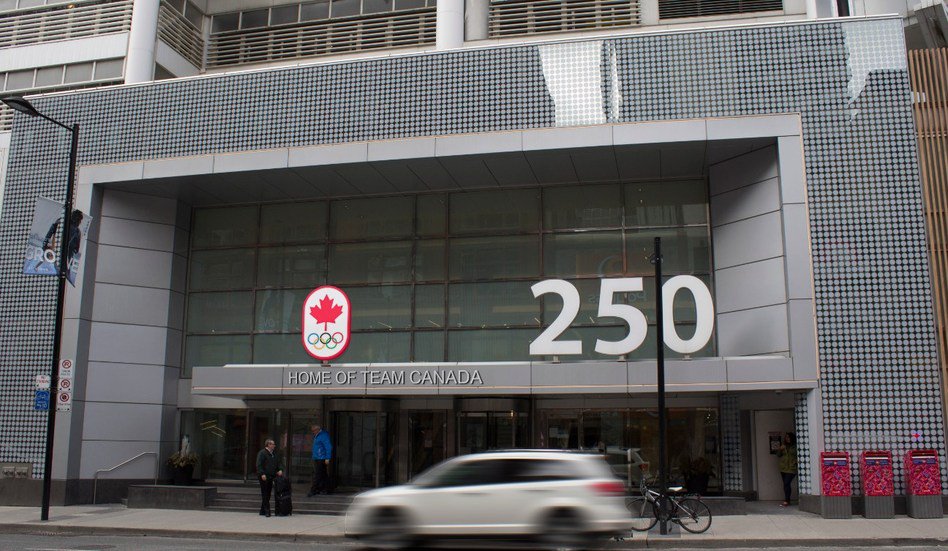 (Lobby at 250 Yonge Street. Photo: Cadillac Fairview) 