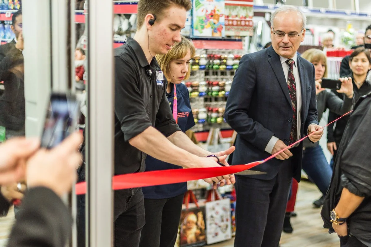 (Special Olympics Athlete Ariel Taylor and Coquitlam Mayor  Richard Stewart &nbsp;at Grand Opening. Credit: JYSK Twitter)