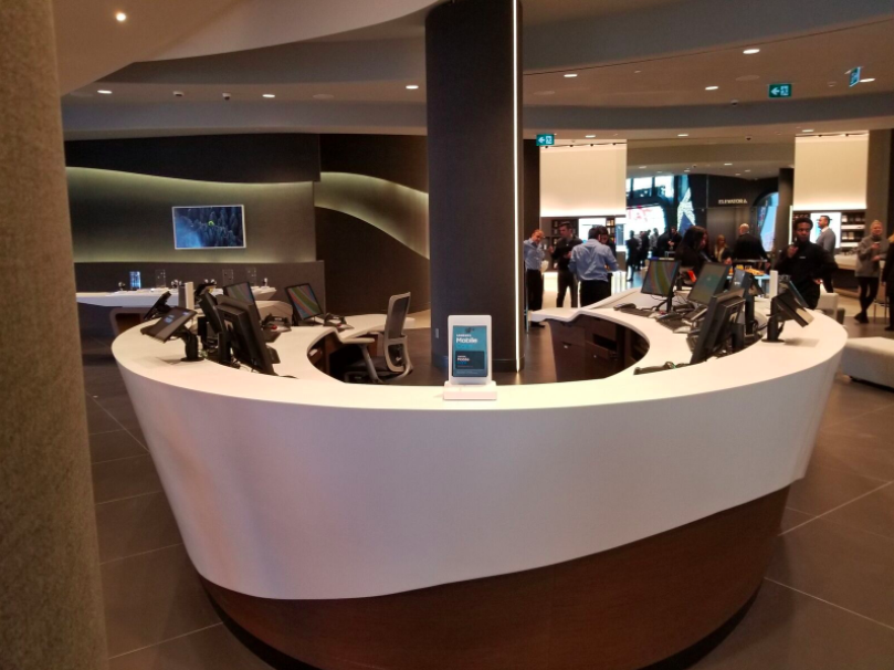(Customer Service desk on the store's ground floor. Photo: Samsung)&nbsp;