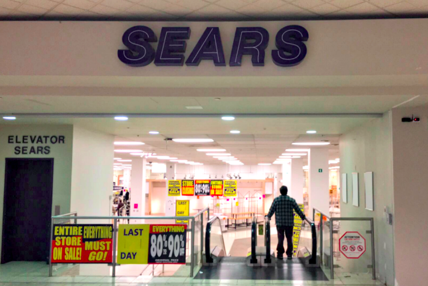 Photos of the Day: Sears Canada Closes Remaining Stores 