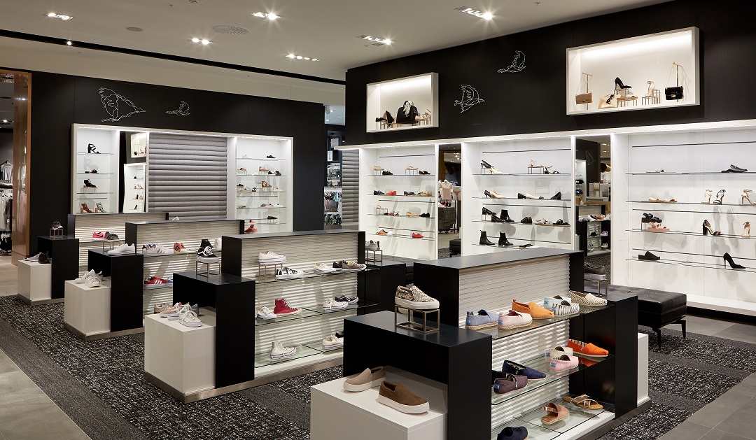 (Women's footwear department -- it's only recently that Simons has expanded its product offering to include more shoes) 