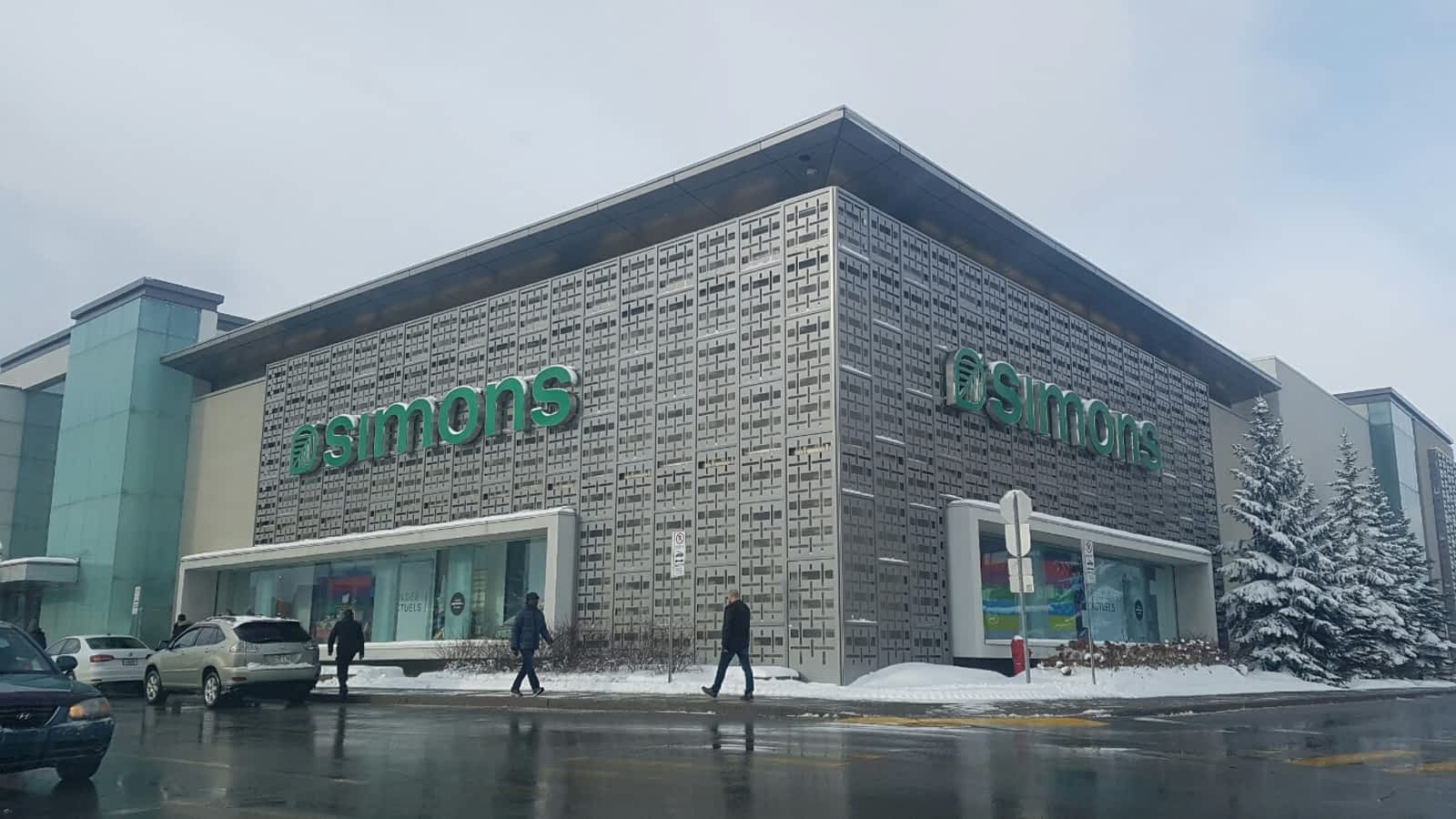 Simons at CF Carrefour laval. Photo: Yellow Pages