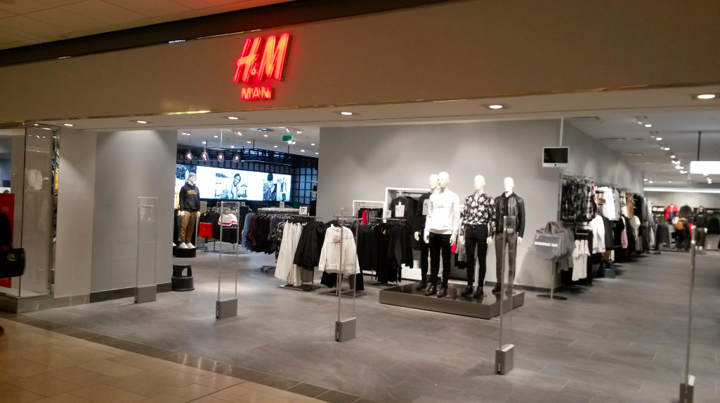 New H&M Man on the concourse/mall level of CF Pacific Centre. Escalators to be (re) installed. Photo: ‘Granville Street’ via Twitter.