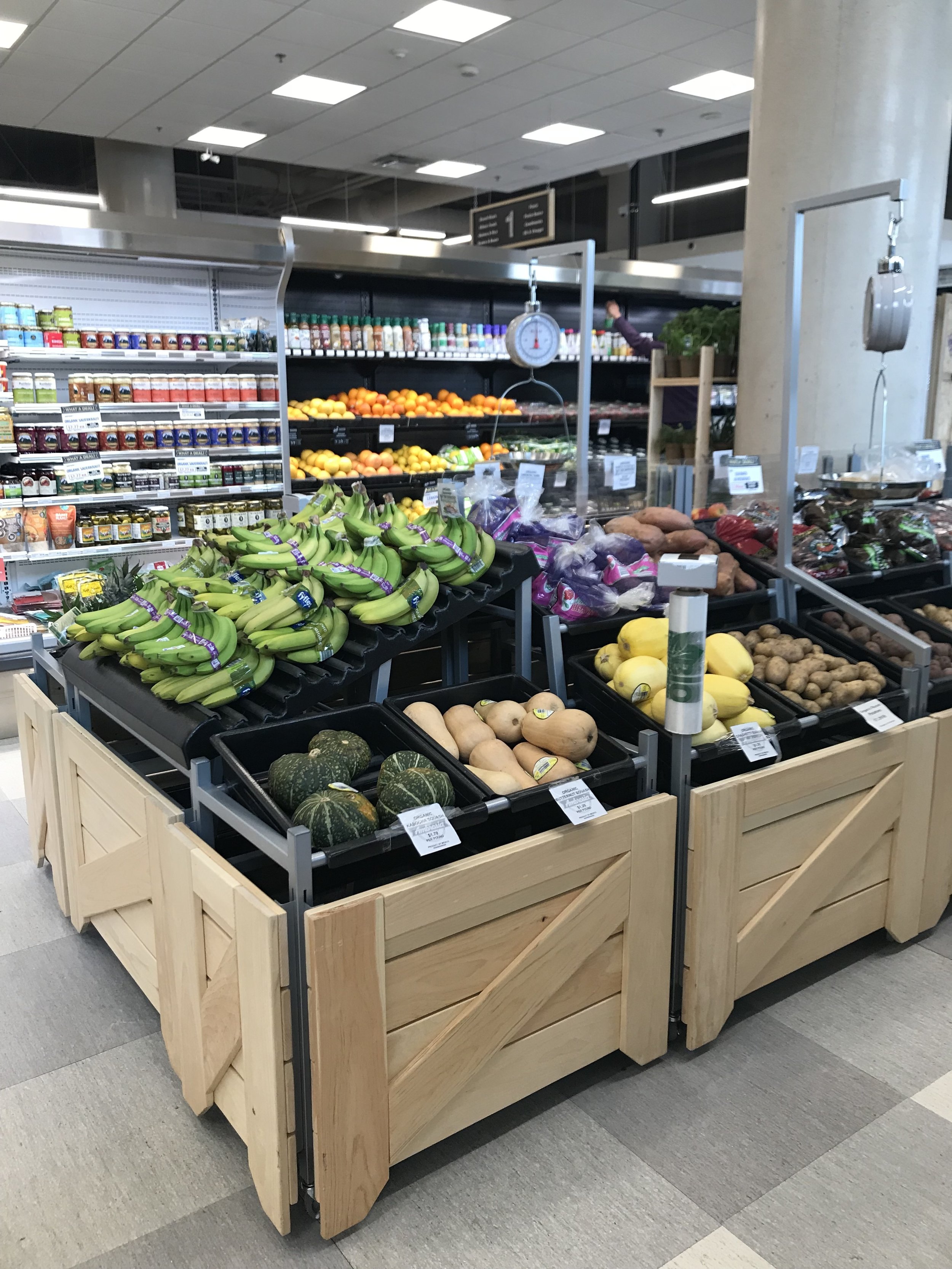 AIRWAVE DISPLAYS AND TRAY CONFIGURATIONS REMOVE UNWANTED GASES SUCH AS CO2 AND ETHYLENE FROM THE PRODUCE INCREASING SUSTAINABILITY. THIS IS PARTICULARLY APPARENT WITH BANANAS AND THE AIRWAVE PROPRIETARY BANANA RISERS