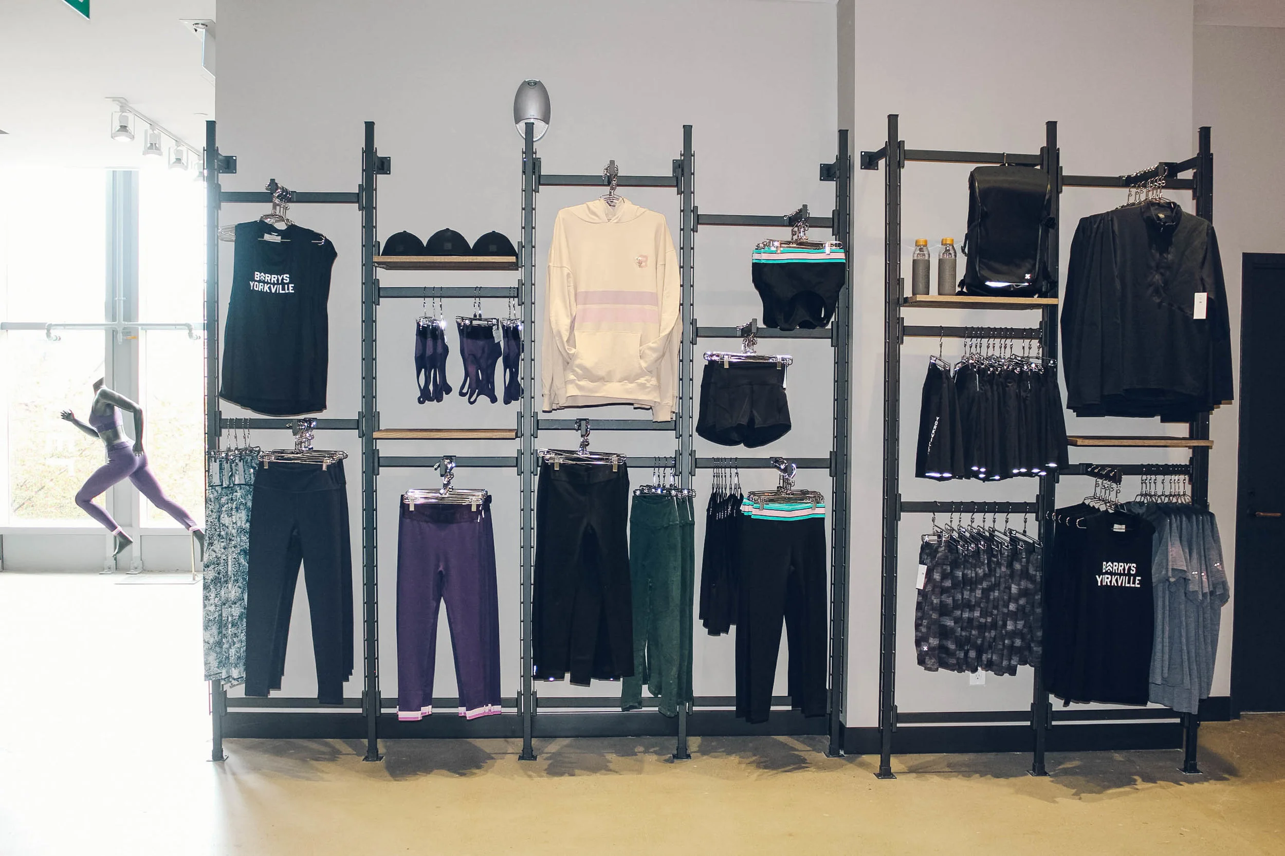 Retail area on the second floor near the check-in dedk. PHOTO: BARRY’S BOOTCAMP