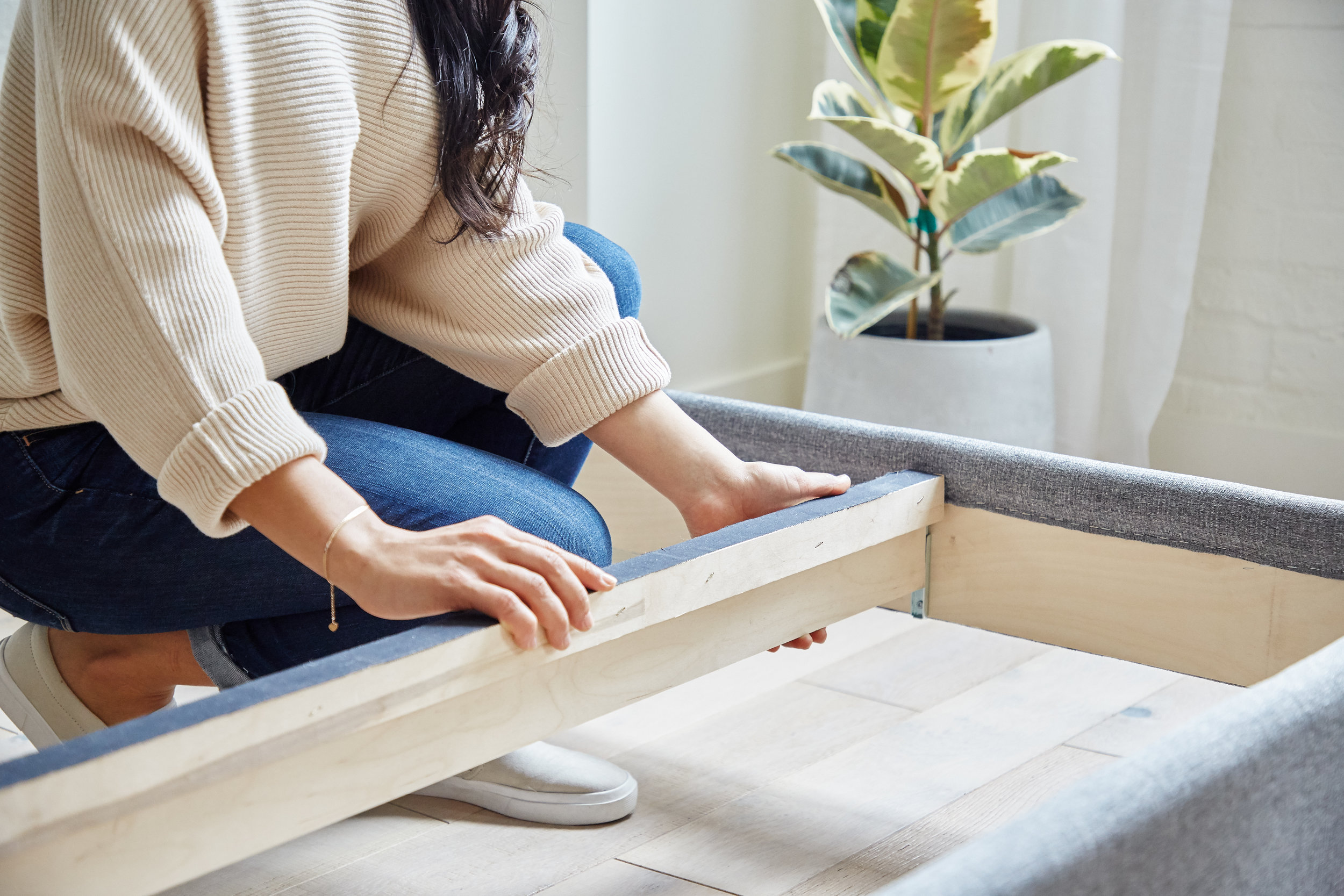 ENDY_BEDFRAME_ASSEMBLY_FEMALE_DETAIL.jpg