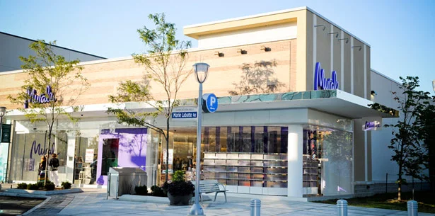 murale boutique at cf shops at don mills