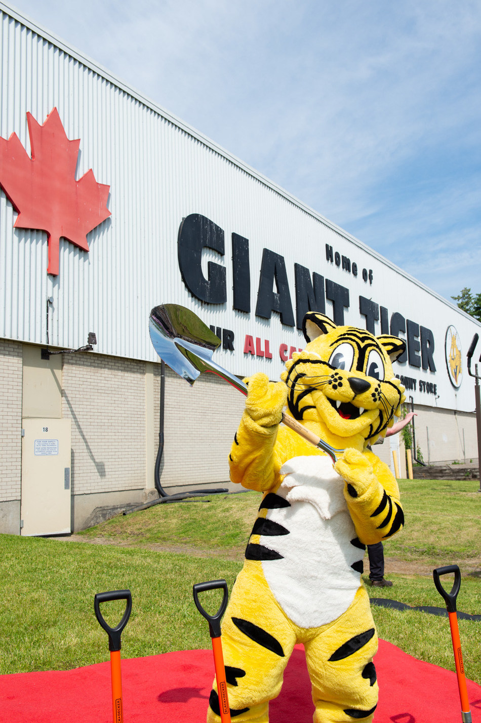GROUNDBREAKING OF THE NEW WALKLEY ROAD HOME OFFICE PHOTO: GIANT TIGER