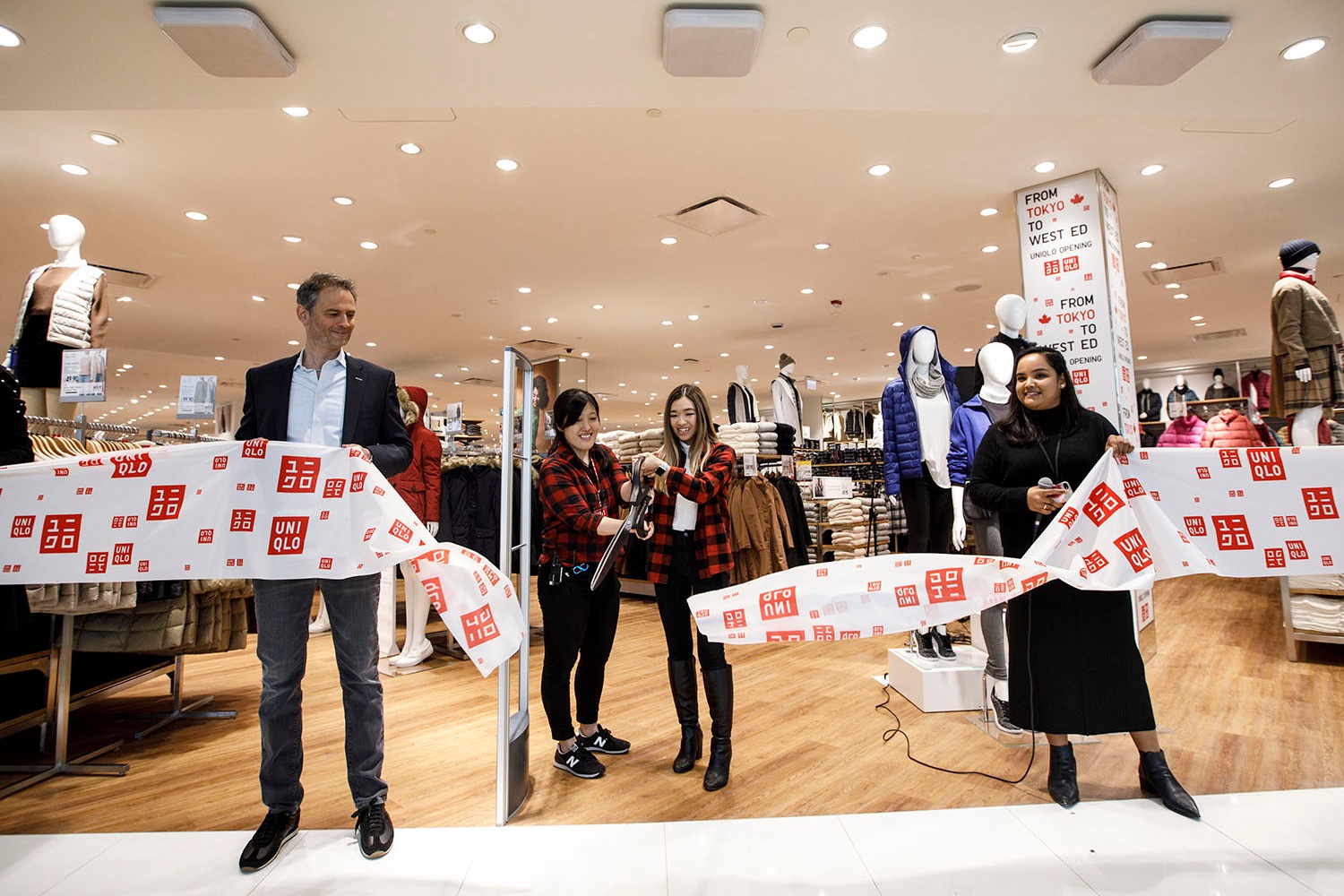 Uniqlo Opens 1st Alberta Store at West Edmonton Mall Amid Huge Crowds [Photos]