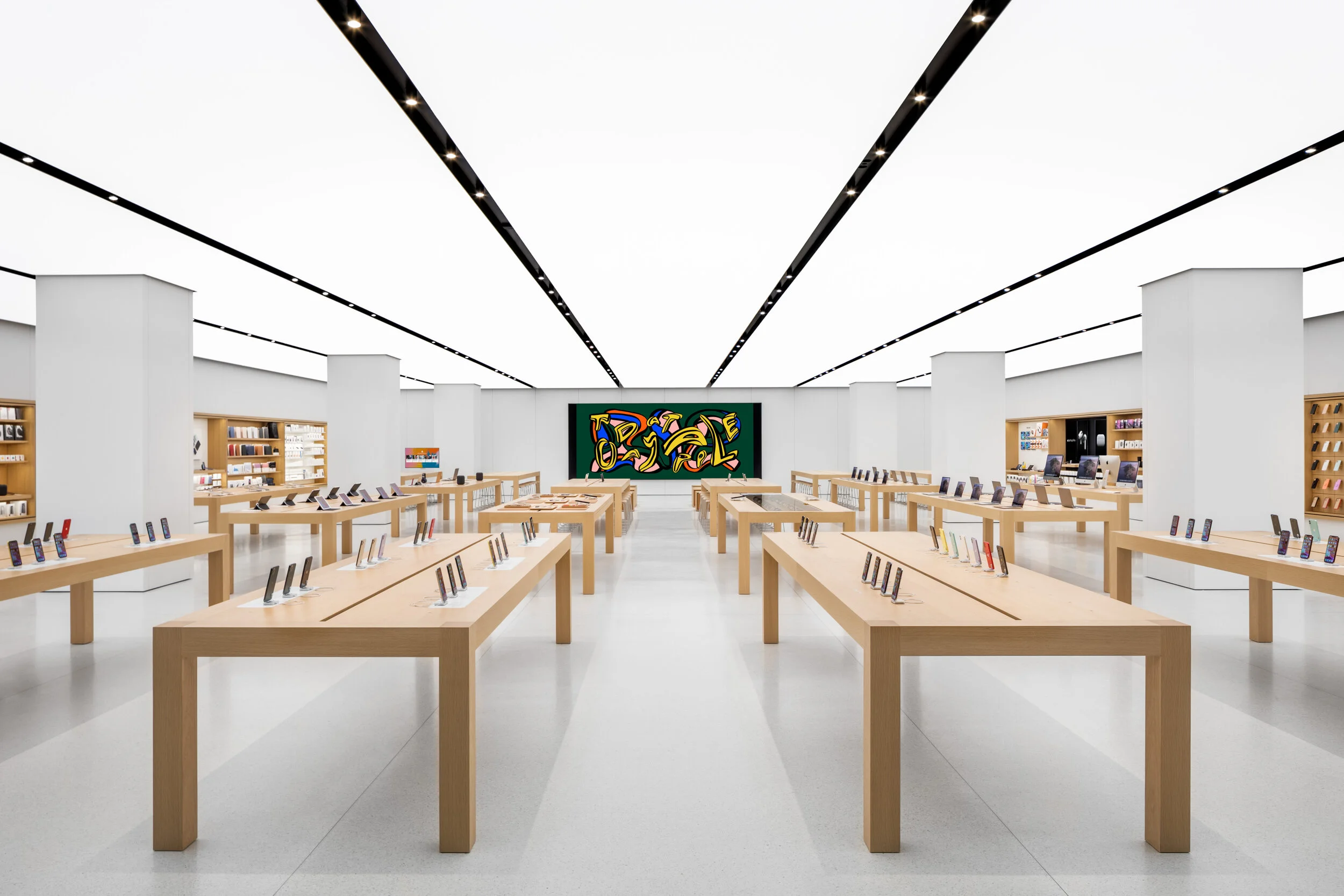 CF TORONTO EATON CENTRE LOCATION. PHOTO: APPLE