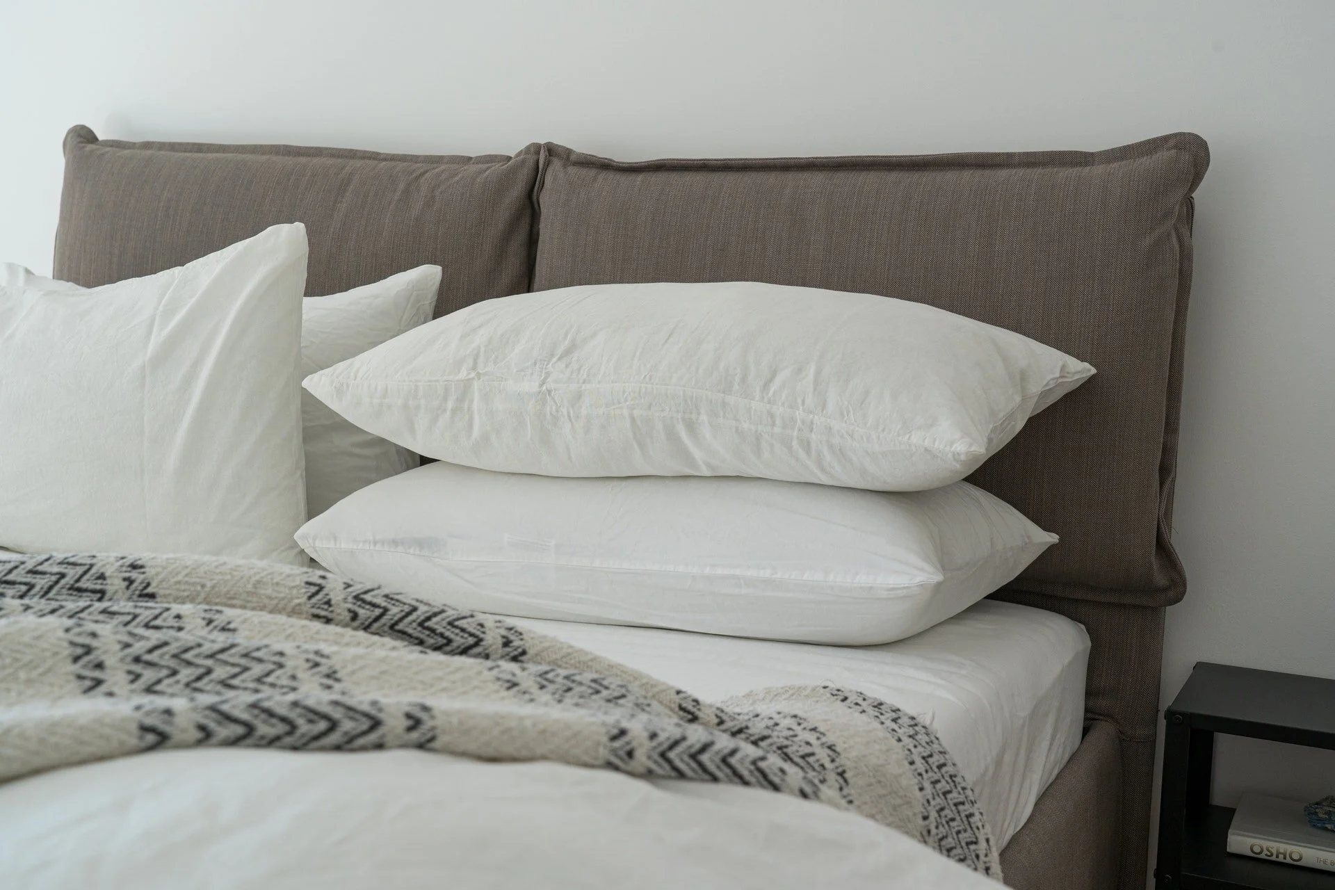white-pillows-on-a-bed-3682240.jpg