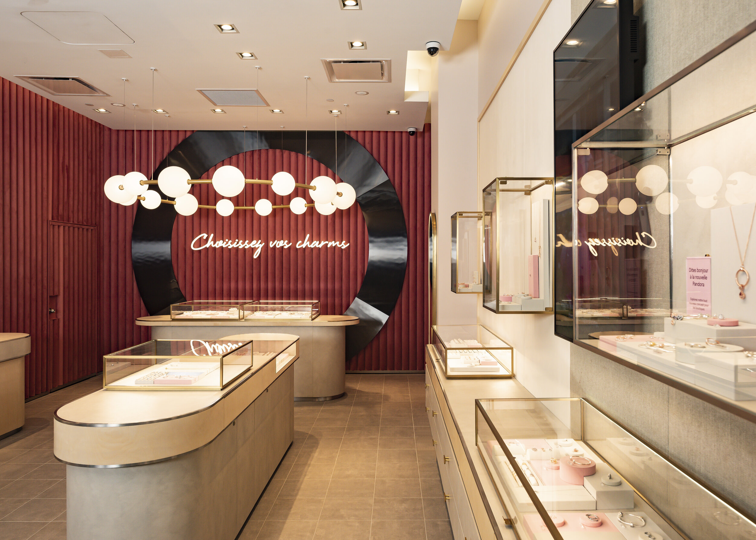 PANDORA EATON CENTRE-116-CHARMBAR:LEFTWALL.jpg