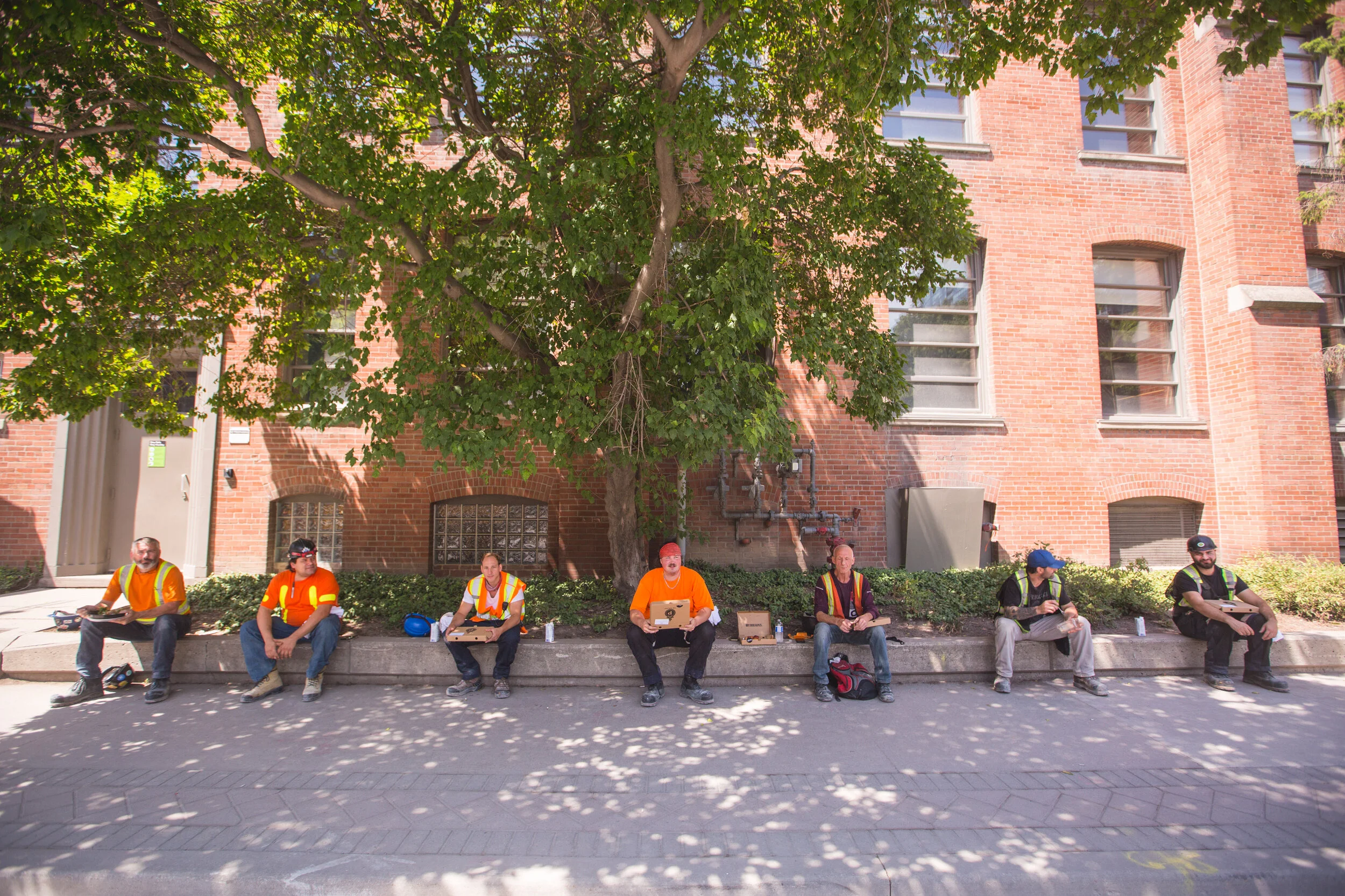 CONSTRUCTION WORKERS ENJOYING ‘THE LUNCHBOX CHALLENGE’ PROGRAM. PHOTO: RIOCAN