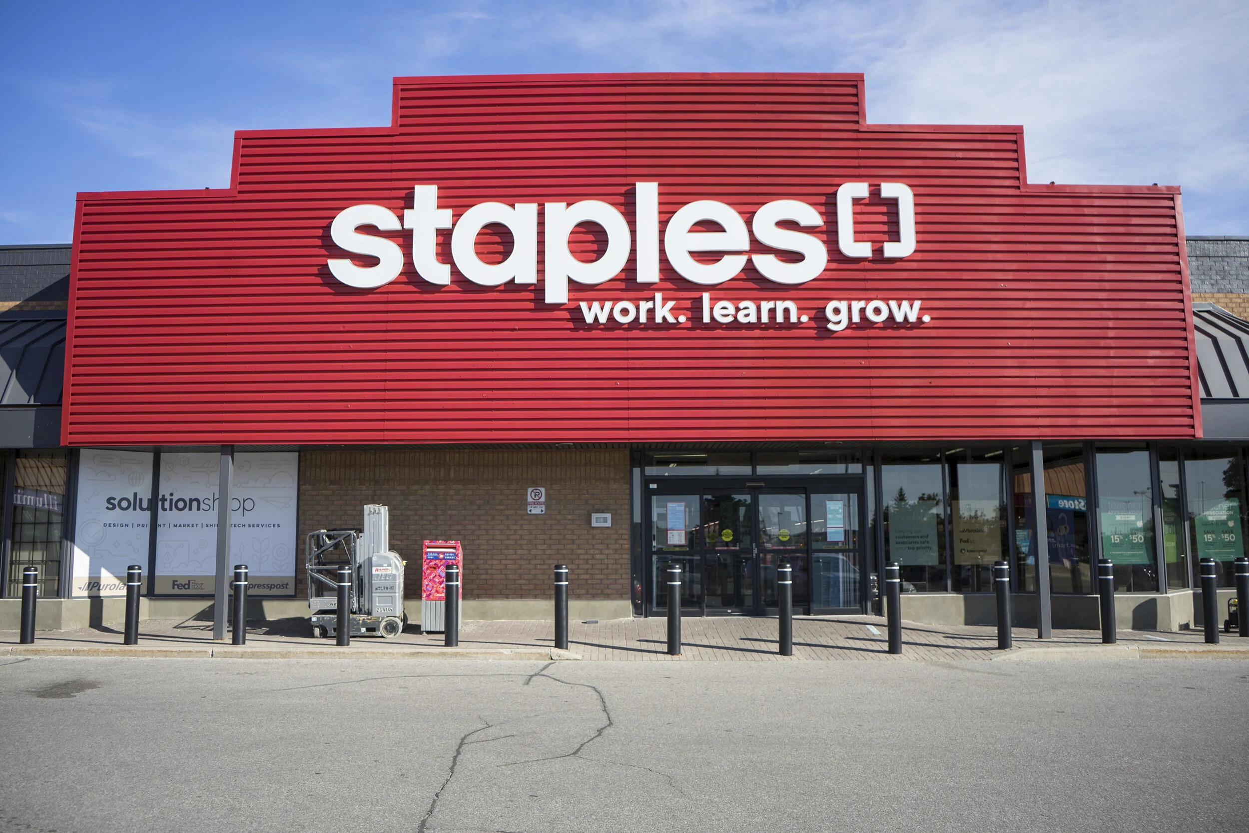 Staples Canada Innovates with Contactless Curbside Pickup and Rexall Partnership