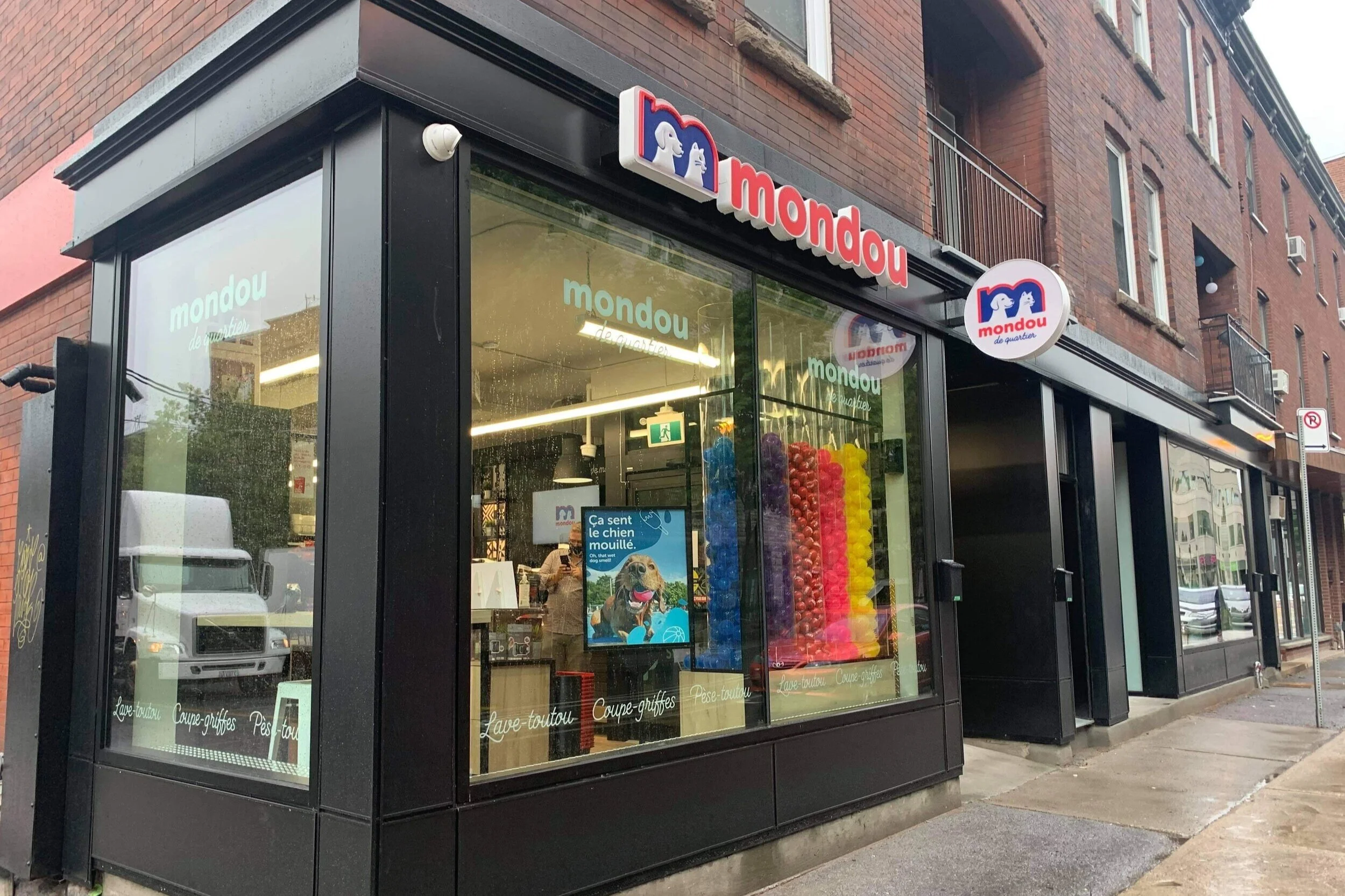 Pet Retailer 'Mondou' Expands Urban Store Concept in Montreal [Photos]