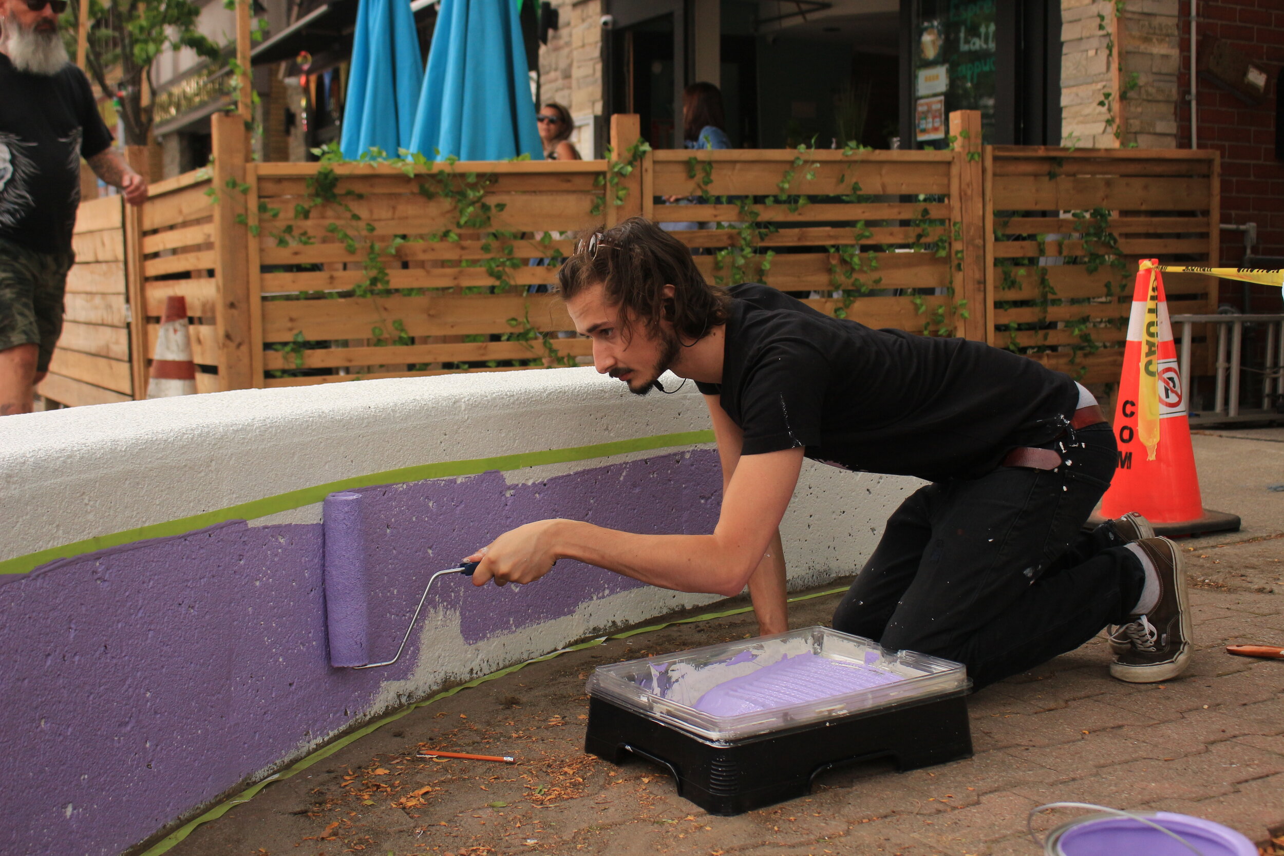   MAIN ST PORT CREDIT BIA ARTIST MARCO BERTUZZO PAINTING BENCHES. PHOTO: SELINA MCCALLUM     